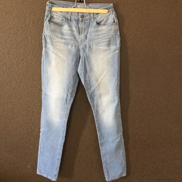 High Rise Levi's Light Wash Jeans