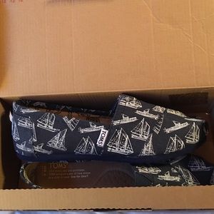 TOMS size 8 NIB Navy Sailboats