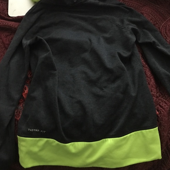 Small Nike Therma Fit hoodie - Picture 3 of 3