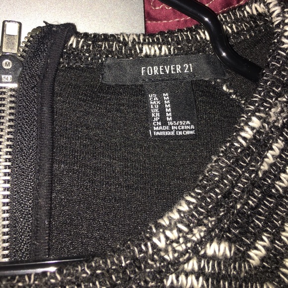 White and black patterned sweater - Picture 2 of 4