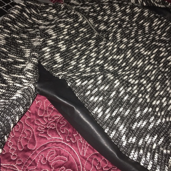 White and black patterned sweater - Picture 4 of 4