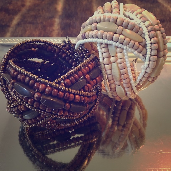 2 Bracelets