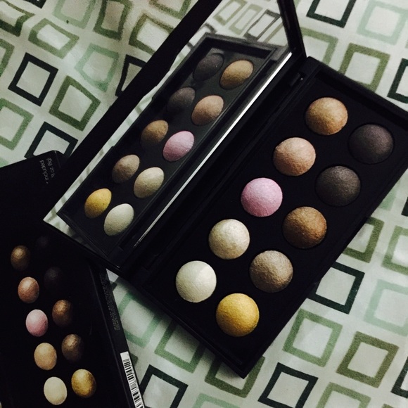 Baked eyeshadow palette