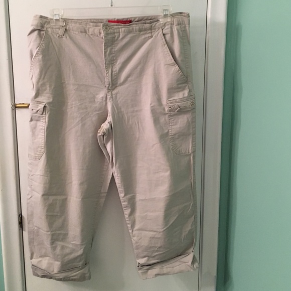 Light tan cargo pocket capris