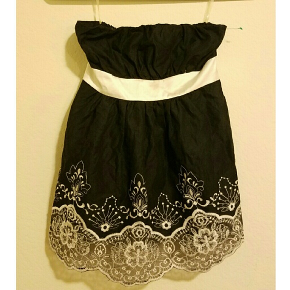 Forever21 strapless embroidered top