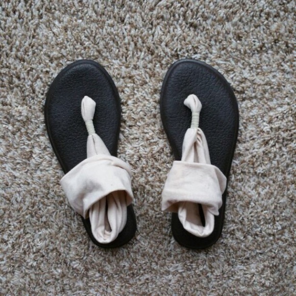 SOLD ON ♏️ Sanuk Yoga Sling - Picture 2 of 4