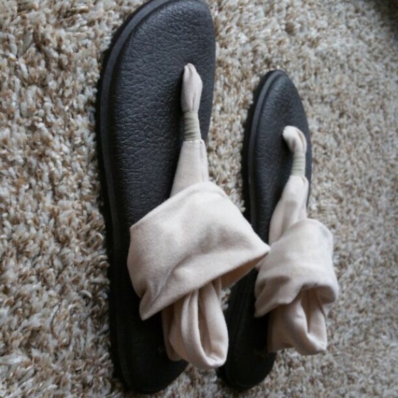 SOLD ON ♏️ Sanuk Yoga Sling - Picture 3 of 4