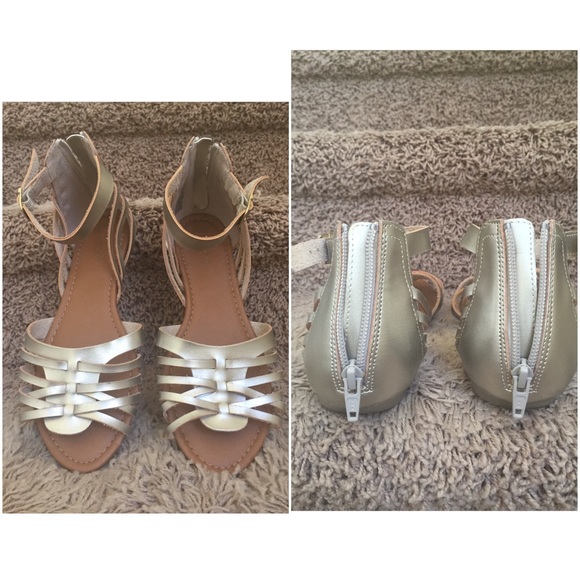 Cute gold sandals size 5 (kids size)
