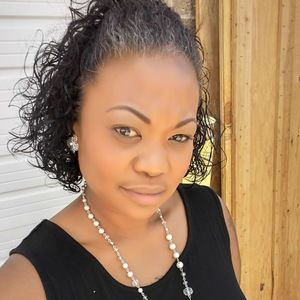 Meet your Posher, Laraine