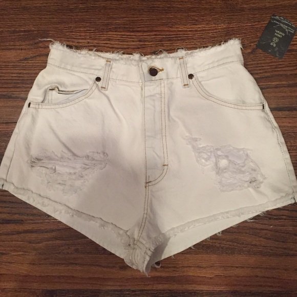 NEW Women's white high waisted jean shorts!!