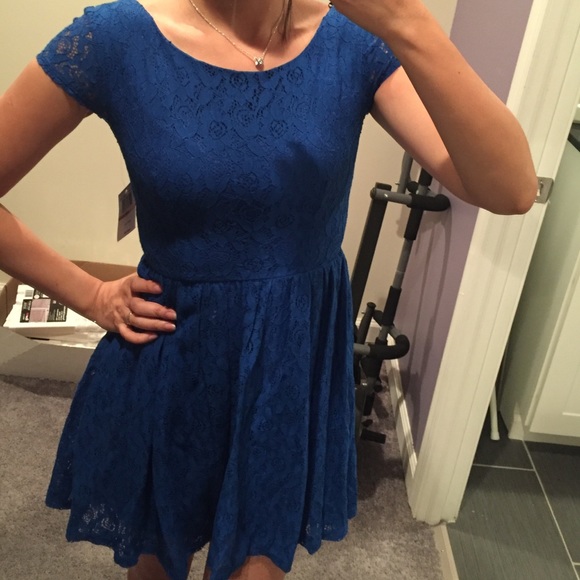 Flirty lace dress with scooped back - Picture 2 of 4