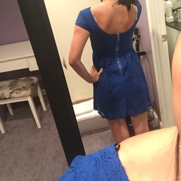 Flirty lace dress with scooped back - Picture 3 of 4