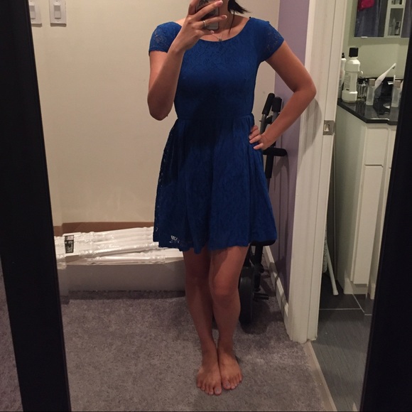 Flirty lace dress with scooped back - Picture 4 of 4