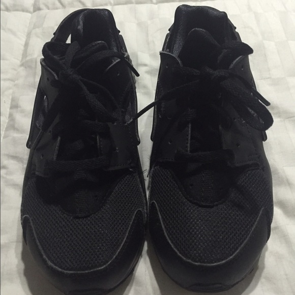 Nike black huaraches. Youth size 2.