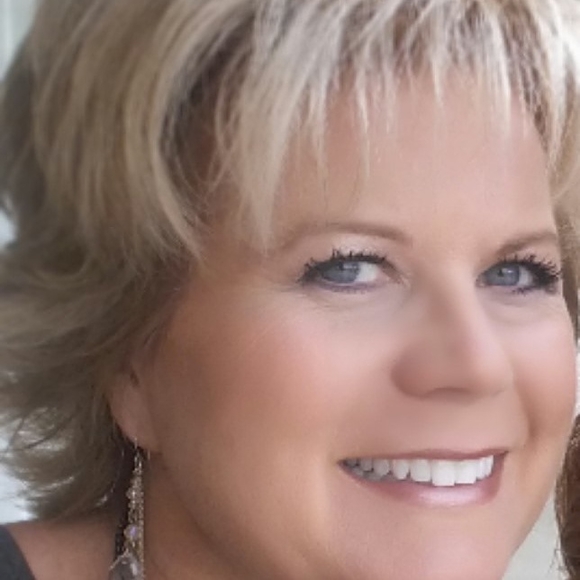 Meet your Posher, Alison