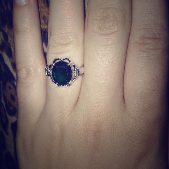 emerald size 7 sterling silver ring NWOT