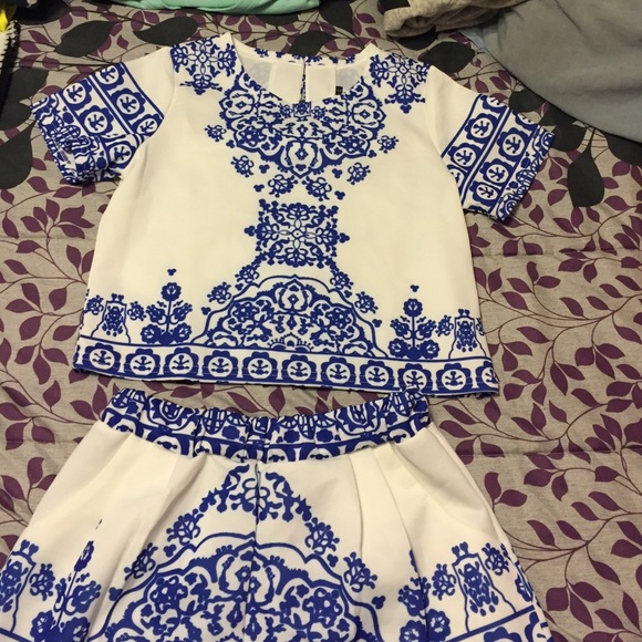 Lace pattern crop set