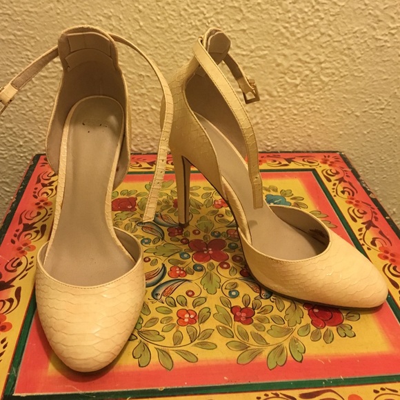 Closed toe strappy heel