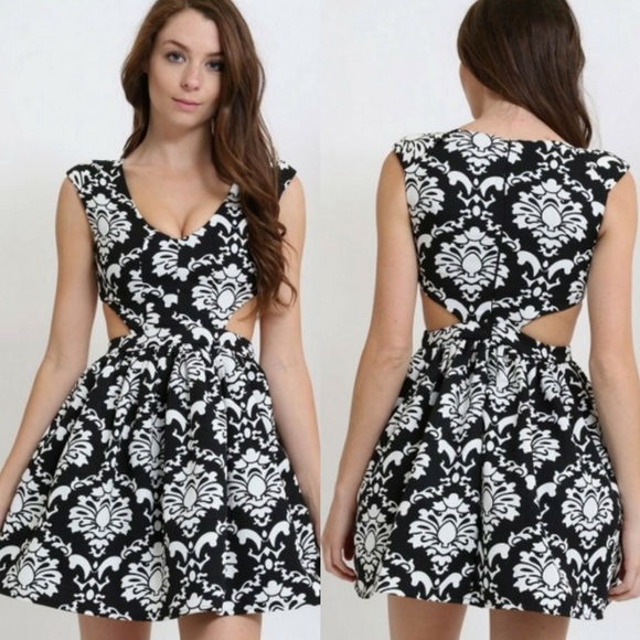 ‼️SALE‼️Mono Print Cutout Skater Dress - Picture 2 of 3