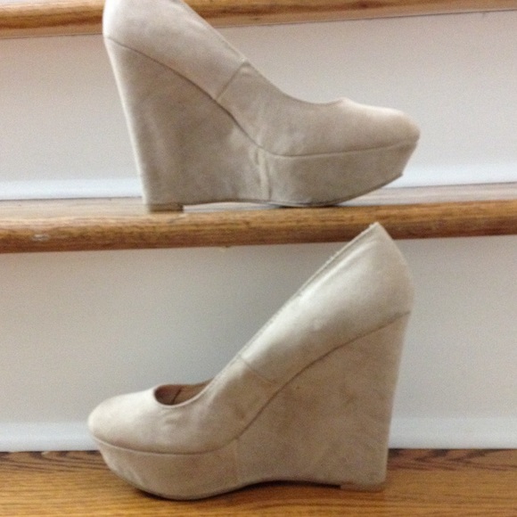 Charlotte Russe wedge pumps in beige suede - Picture 3 of 4