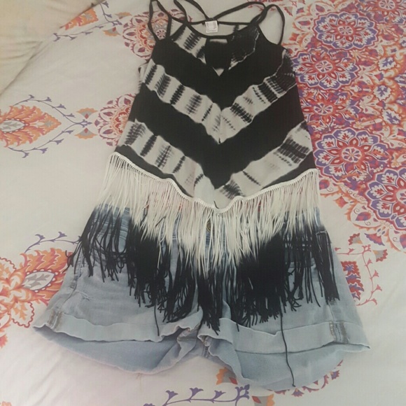 SOLD 😎SUMMER BLOW OUT!!!😎 ..FRINGE TANK TOP