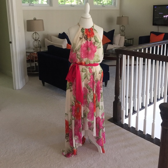 Floral flowey dress.