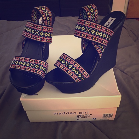 Cute Aztecs print sandal wedges.