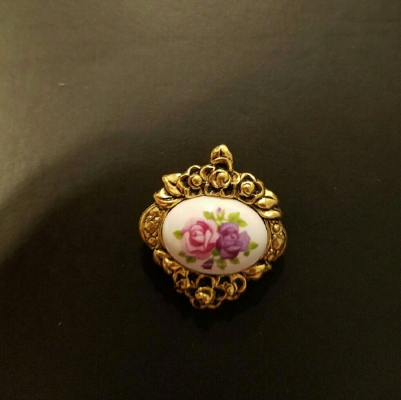 Avon flowered pendant