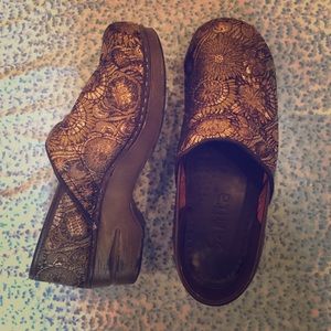 Sanitas copper/gold flowery design clogs size 40!!