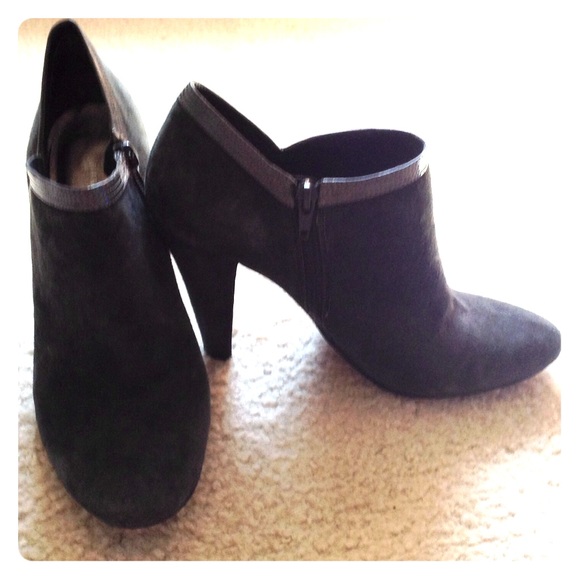 ⭐️SALE⭐️Nine West suede ankle boots in size 8.5