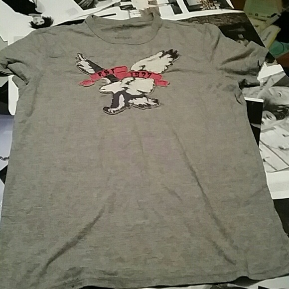 Mens athletic American Eagle tee.