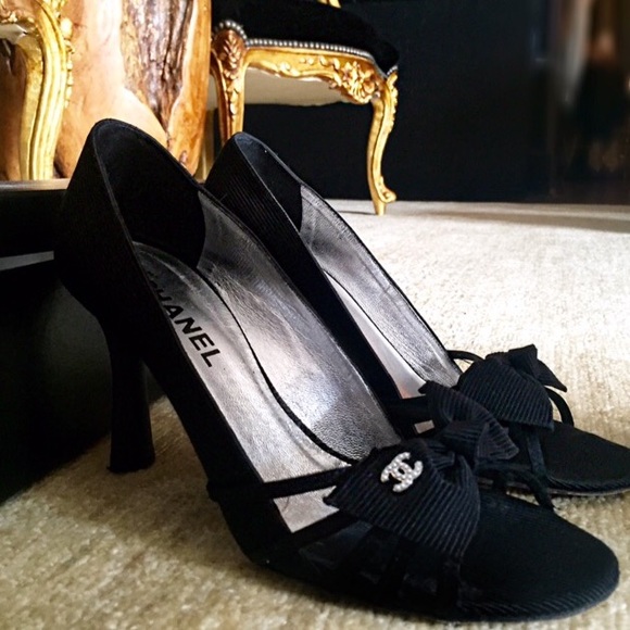 Authentic Chanel Runway Pumps Price is firm!