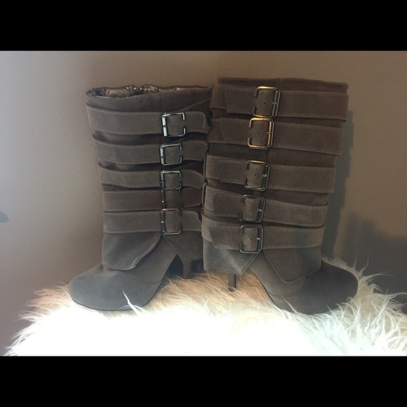 *REDUCED PRIcE *Women's boots - size 8