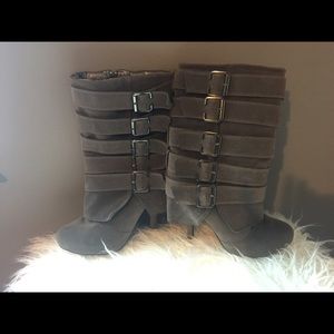 *REDUCED PRIcE *Women's boots - size 8