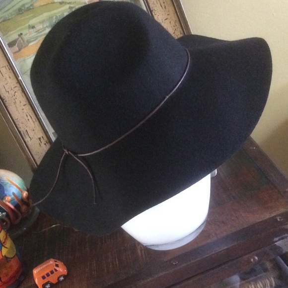 Urban Outfitters Black Tie Back Wide Brim Hat 🎩 - Picture 4 of 4