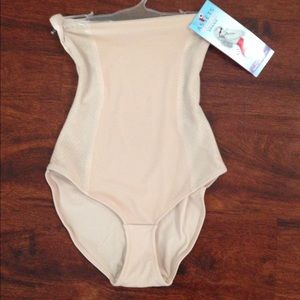 Spanx Luxe Assets Red Hot Label Small