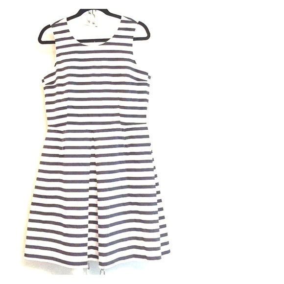 Adorable and flattering a line striped Gap dress!