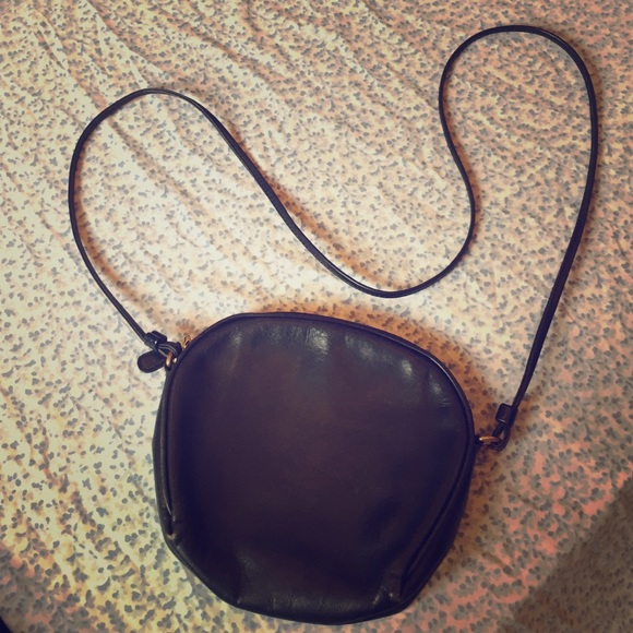Classy vintage black small Coach shoulder purse!😘