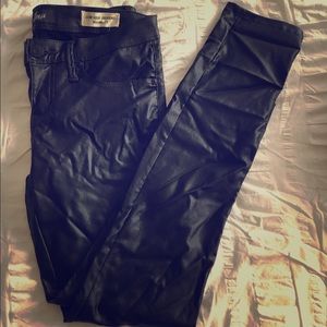 GUESS SKINNY BLACK PANTS SIZE 28!! Like new!!!