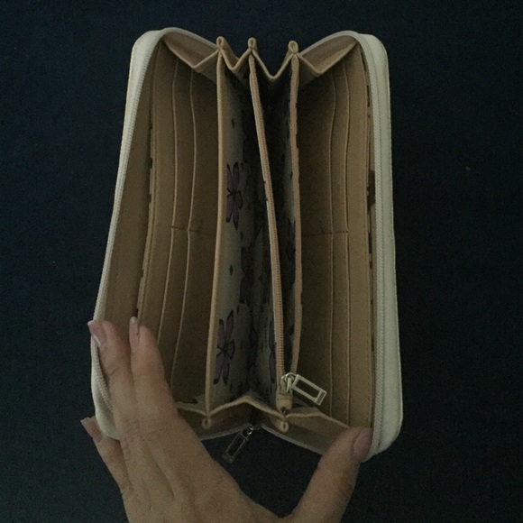 GUESS Wallet - Picture 2 of 3