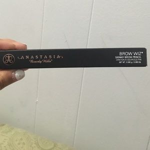 Anastasia Beverly Hills brow wiz