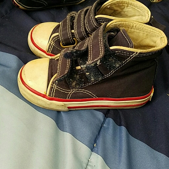 Boys high top sneakers by Old Navy size 7 - Picture 2 of 2