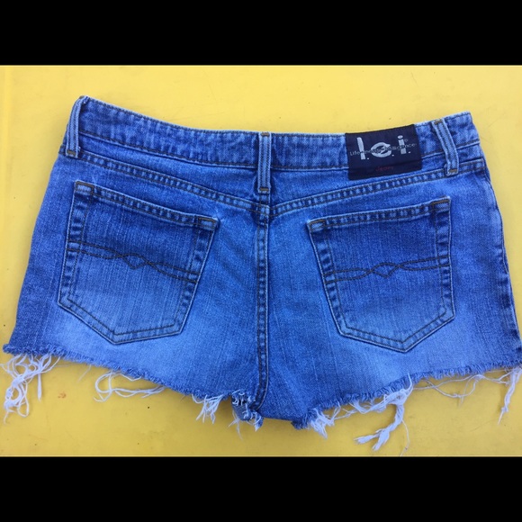 L.E.I Jean Shorts. JUNIOR SIZE 11 - Picture 2 of 4