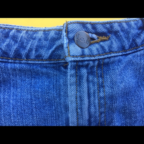 L.E.I Jean Shorts. JUNIOR SIZE 11 - Picture 3 of 4