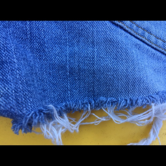 L.E.I Jean Shorts. JUNIOR SIZE 11 - Picture 4 of 4