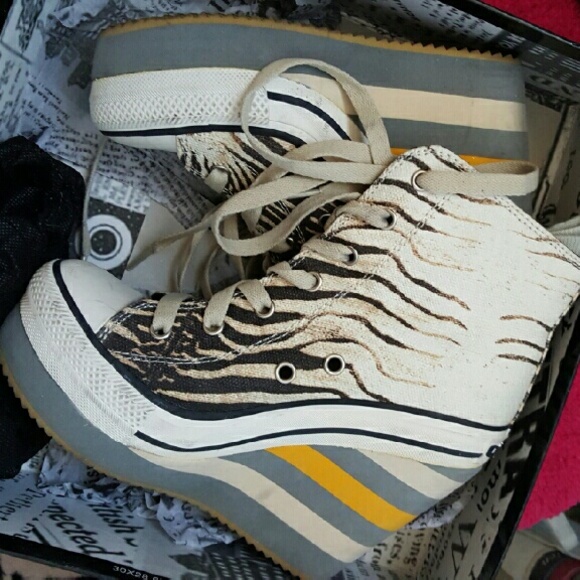 Wedge tennis shoe