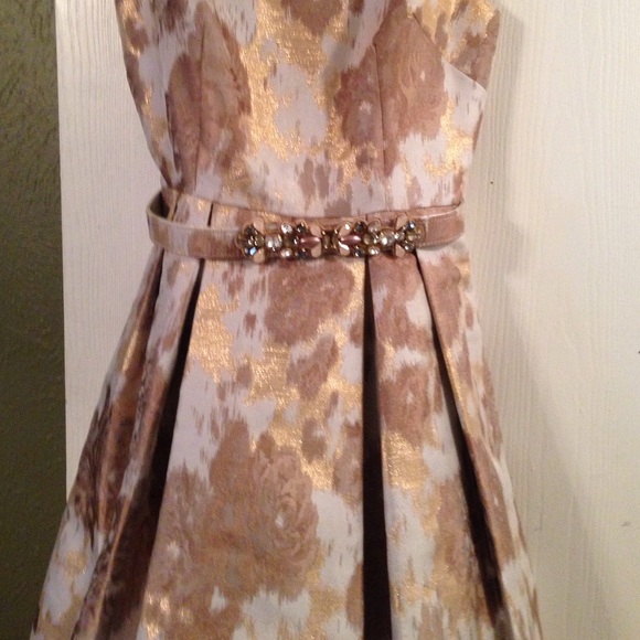 Gorgeous high neck full skirt midi dress! 😍