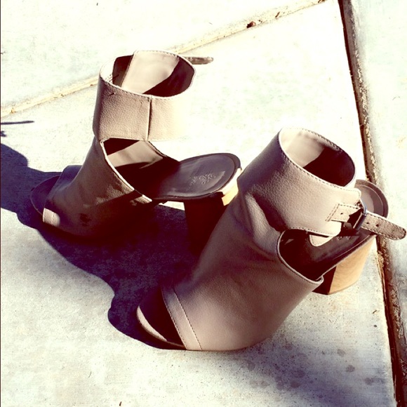 Heels - Picture 1 of 4