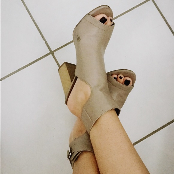 Heels - Picture 3 of 4