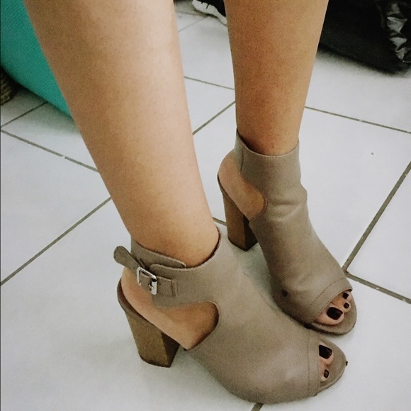 Heels - Picture 4 of 4